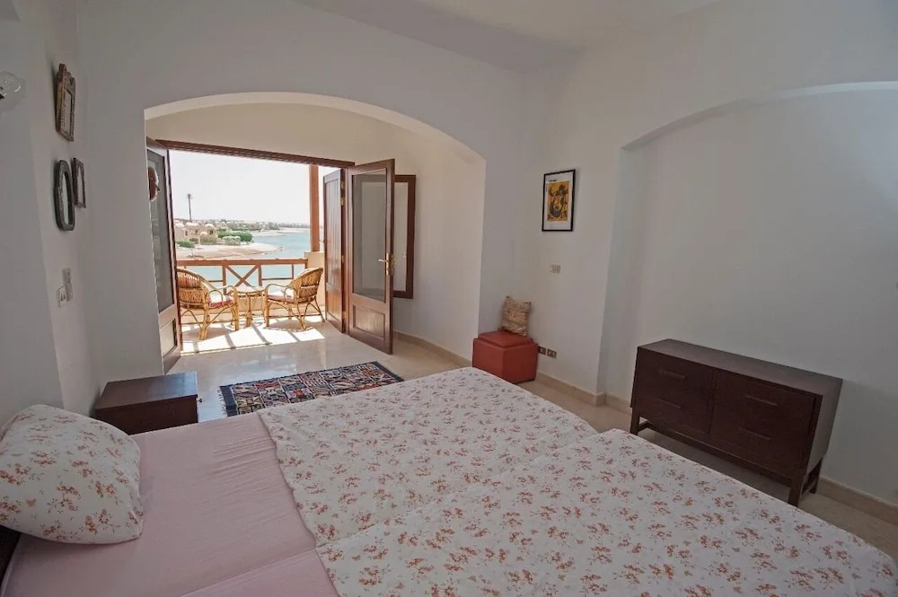 Apartment Overlooking Pool & Lagoon