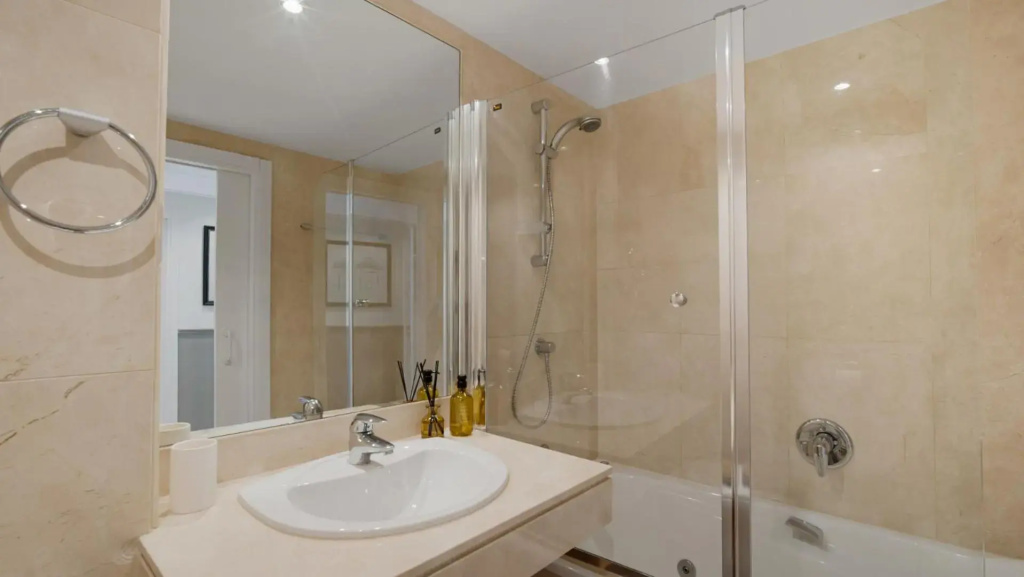 Beach-line apartment with 3 bedrooms in Estepona
