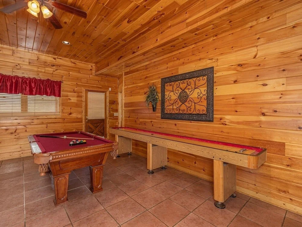 Spacious Party Hut Near Attractions by Redawning