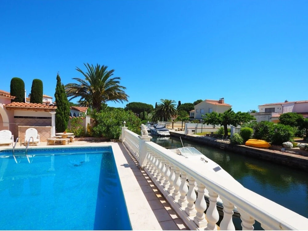 Villa in Empuriabrava With Private Pool Suitable for Families up to 6 People