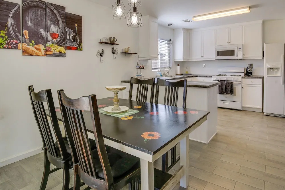 Patio, Fire Pit: Family-friendly Coachella Home!