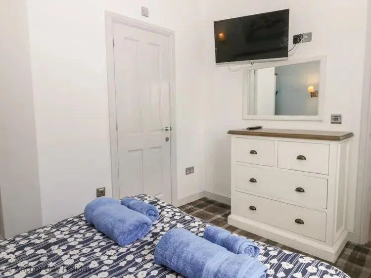 Sea-Renity - Part of the The Bay Filey Holiday Village with pool, gym and direct beach access, pub, restaurant, tennis and meadows walks