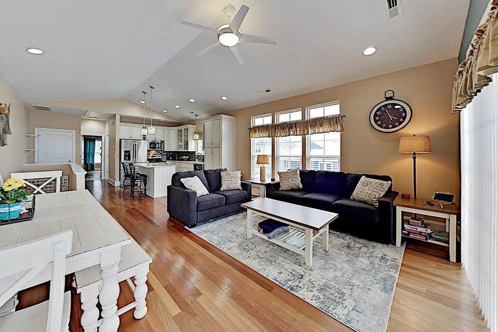 Expansive W/ Elevator - 4 Blocks To Beach 5 Bedroom Condo