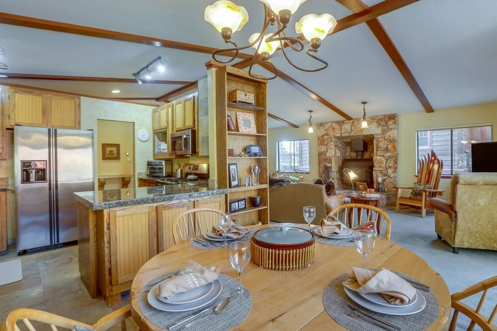 Spacious Tahoe Vista Cabin: Hot Tub, Walk to Beach