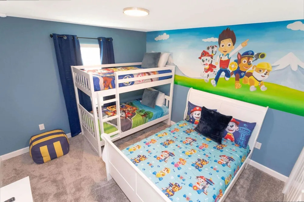 Stylish 4Bd w Lake View Pool Kids Themed Room