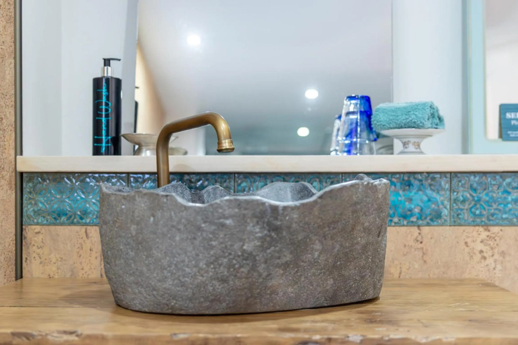 Luxurious, Fabulous, Fun, Contemporary Suite in Retreat Centre