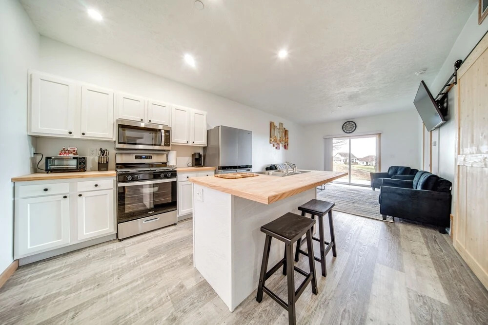 Golf Course View: Centrally Located Condo in Erie