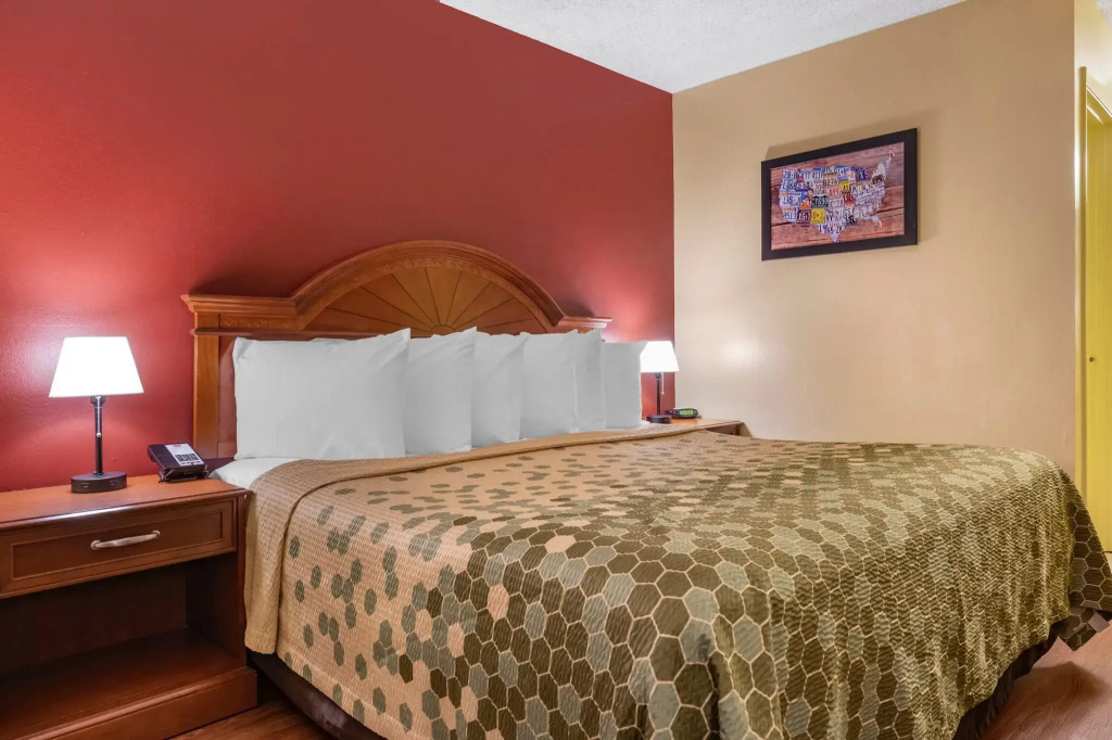 Econo Lodge Inn & Suites Maingate Central