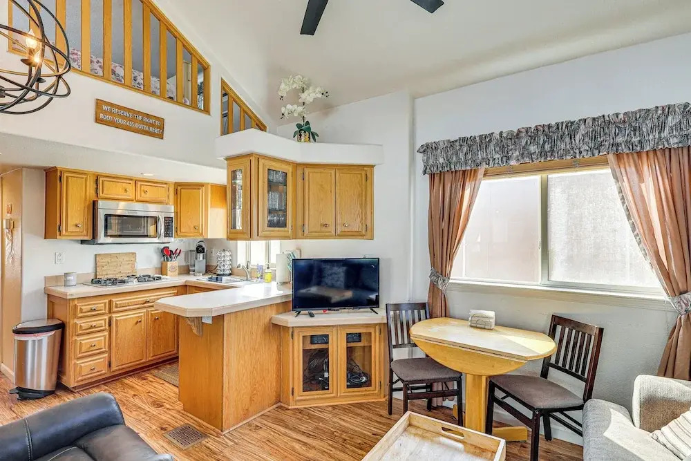 Boat Launch + Mountain Views: Lake Havasu Cabin