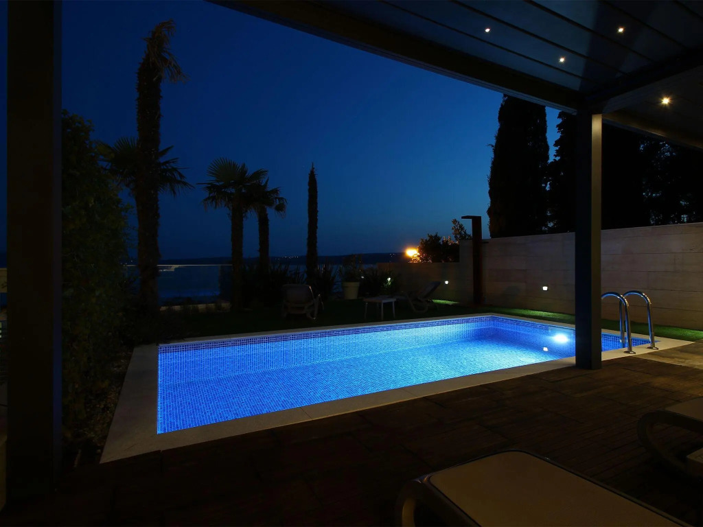 Luxury home with private pool and sauna for use ,15m distant from the sea