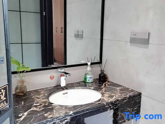Leading Show Hotel (Jingzhou Fangte Branch)