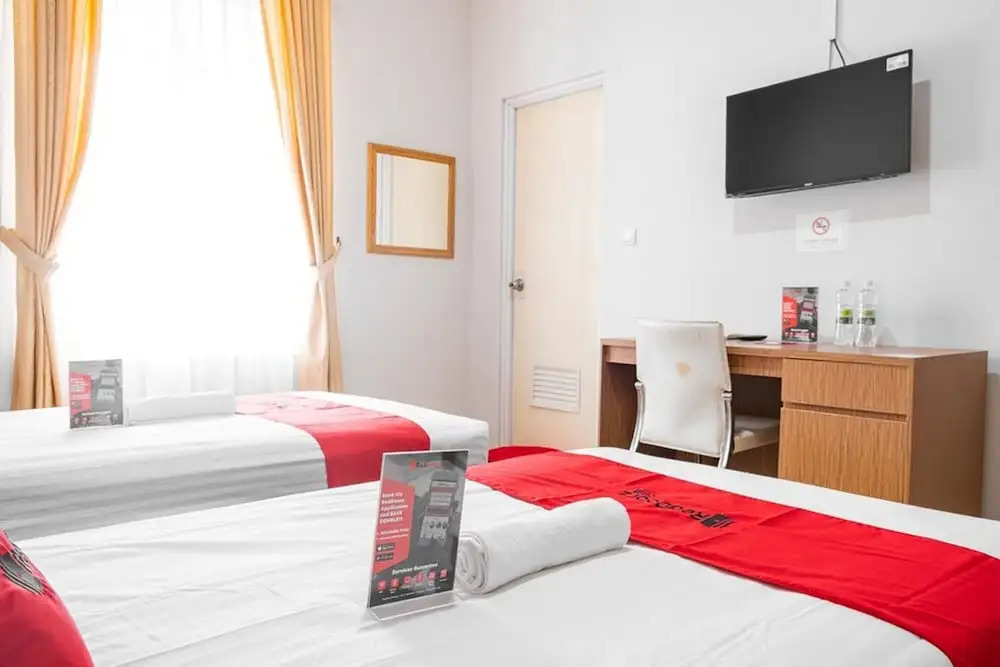 RedDoorz near Siloam Karawaci 3