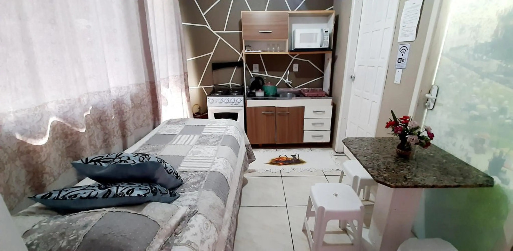 KITNET k1 em TORRES-RS - Na mais bela praia Gaúcha - cozinha - banheiro - ar condicionado - Smart TV 32' Android Apps Youtube - Netflix - Prime Vídeo e Wi-Fi - Estacionamento - Acomoda até 4 pessoas - Anfitriã Superhost no BnB