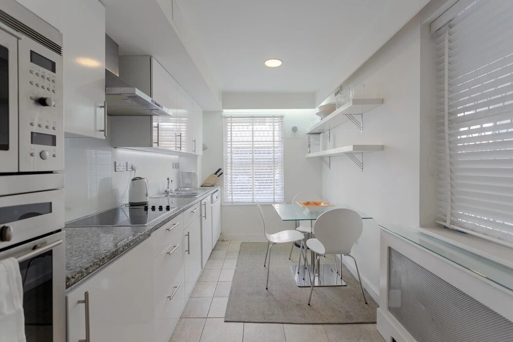 2 Bedroom House in Maida Vale With Balcony