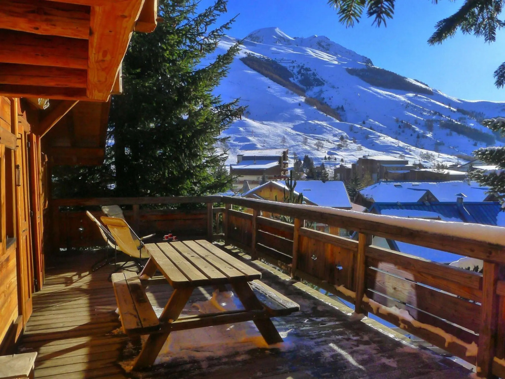 Charming 8-person chalet with fireplace near the centre of Les Deux Alpes