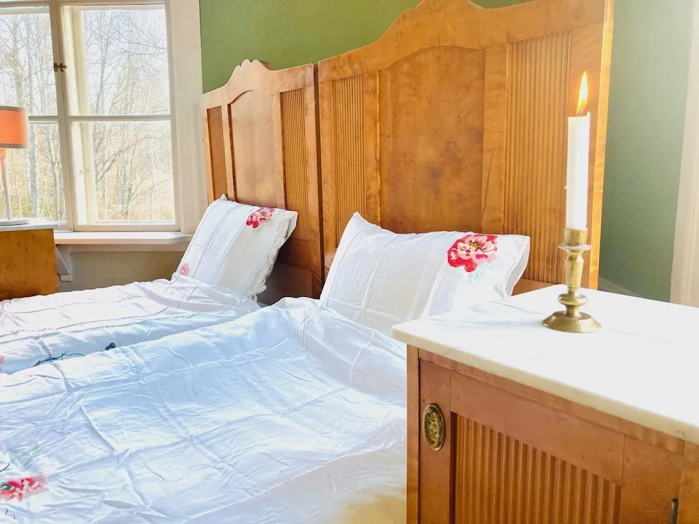 5 bed country home only 2 hrs north of Stockholm