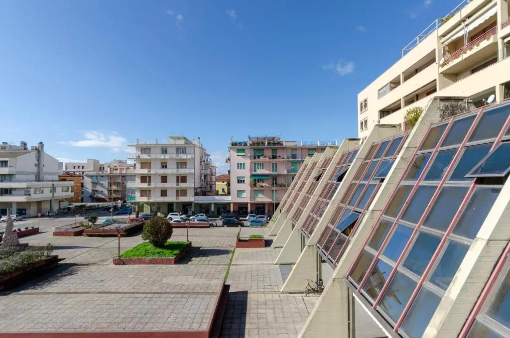 JOIVY Spacious Apt For 6, Near Train Station And Beach