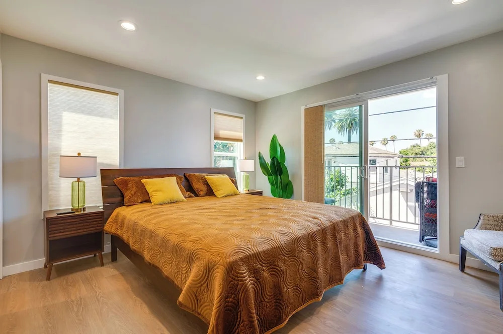 Work, Play & Unwind! Sleek LA Apartment w/ Yard