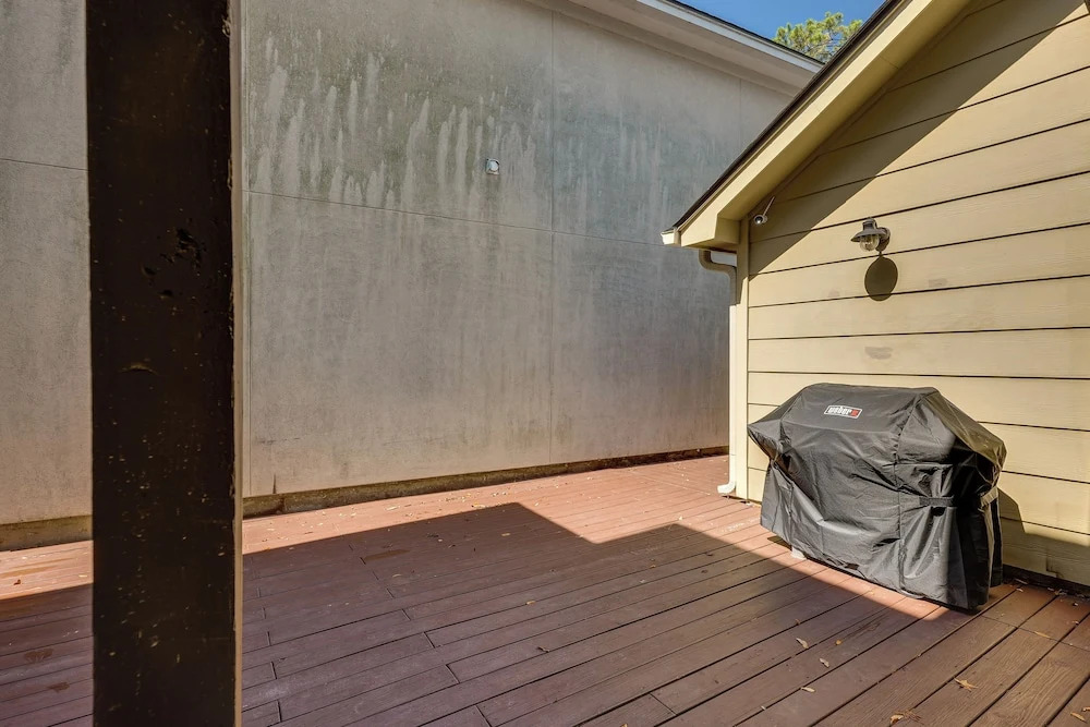 Lakefront Montgomery Home w/ Porch & Dock!