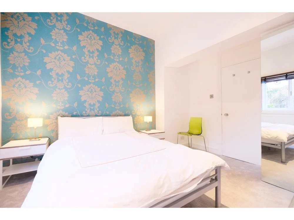 Classy, Modern 2BR Flat for 5 in Maida Hill