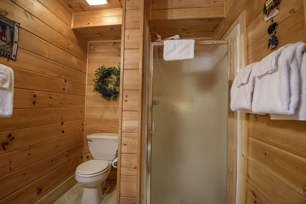 ER246 - The Getaway Great Location - Close To Town! 2 Bedroom Cabin by RedAwning