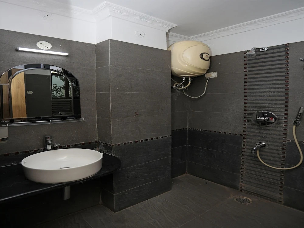 OYO 165 Nesh Inn Heritage