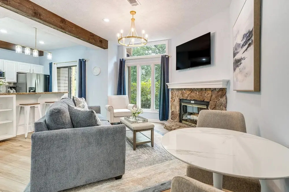 Wintergreen Condo w/ Pool: Near Hike & Market!