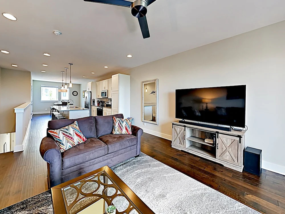 New Listing! Newly Built Townhome W/ Skyline Views 2 Bedroom Townhouse