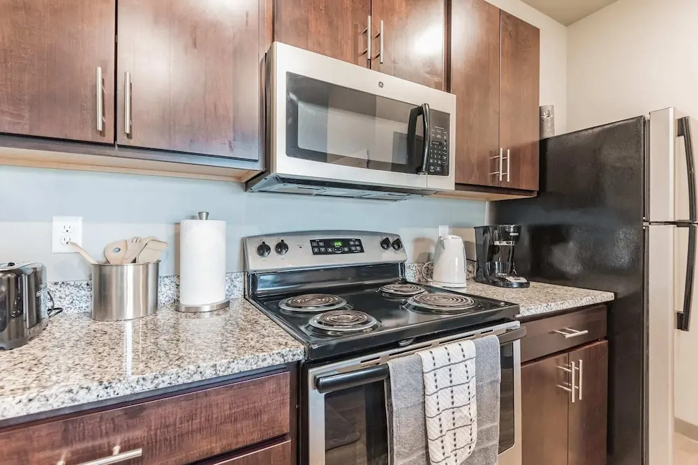 Spacious 2BR Suite W/patio Near Iowa State