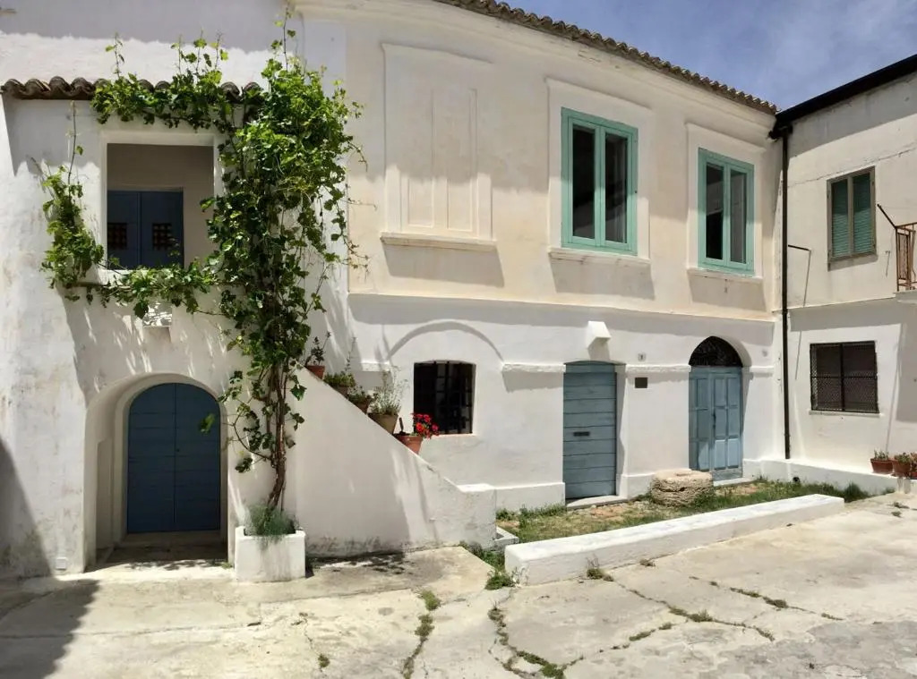 BORGO PETELIA, Casa Centro, Antica abitazione calabrese con giardino, ristrutturata
