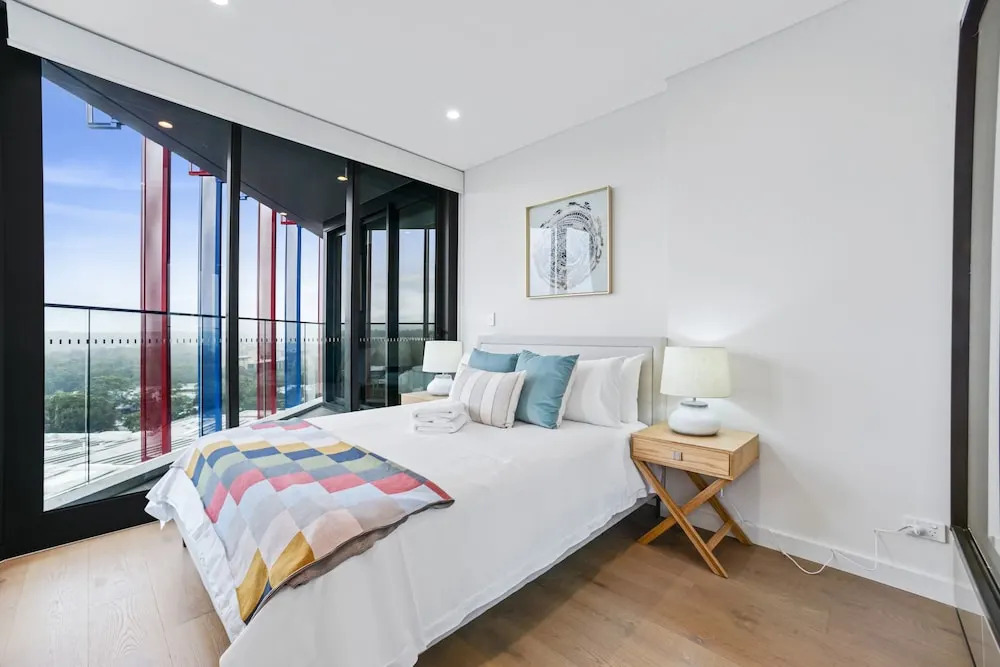 HomeHotel Luxury Apt with Shopping Mall Downstairs