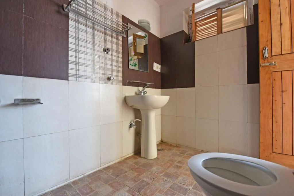 Tourist Hotel 10 minutes walking distance from the mall