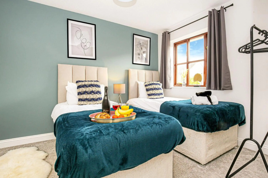 4 Bedroom House - Central MK - Free Parking, Garden and Smart TVs with Netflix by Yoko Property