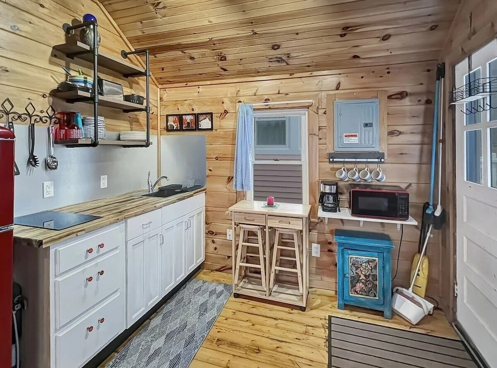 Captain's Quarters, Close To Downtown Ogunquit 1 Bedroom Cottage by RedAwning