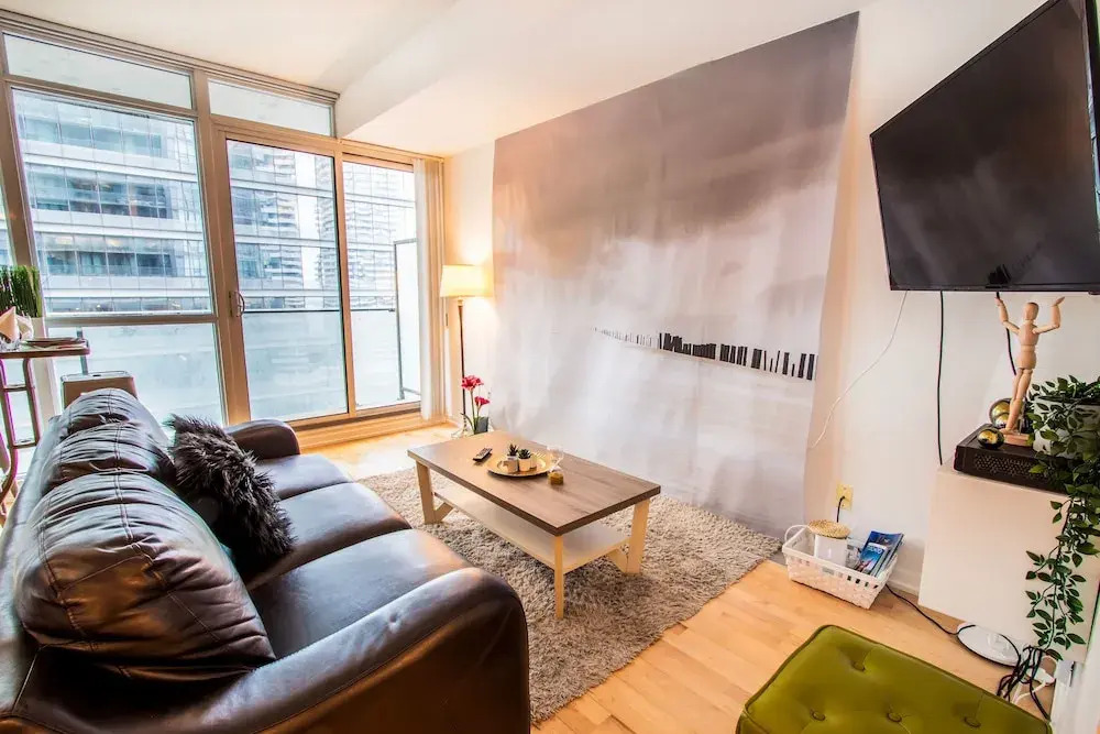 MiCasa Suites - Stylish Condo in Maple Leaf Square