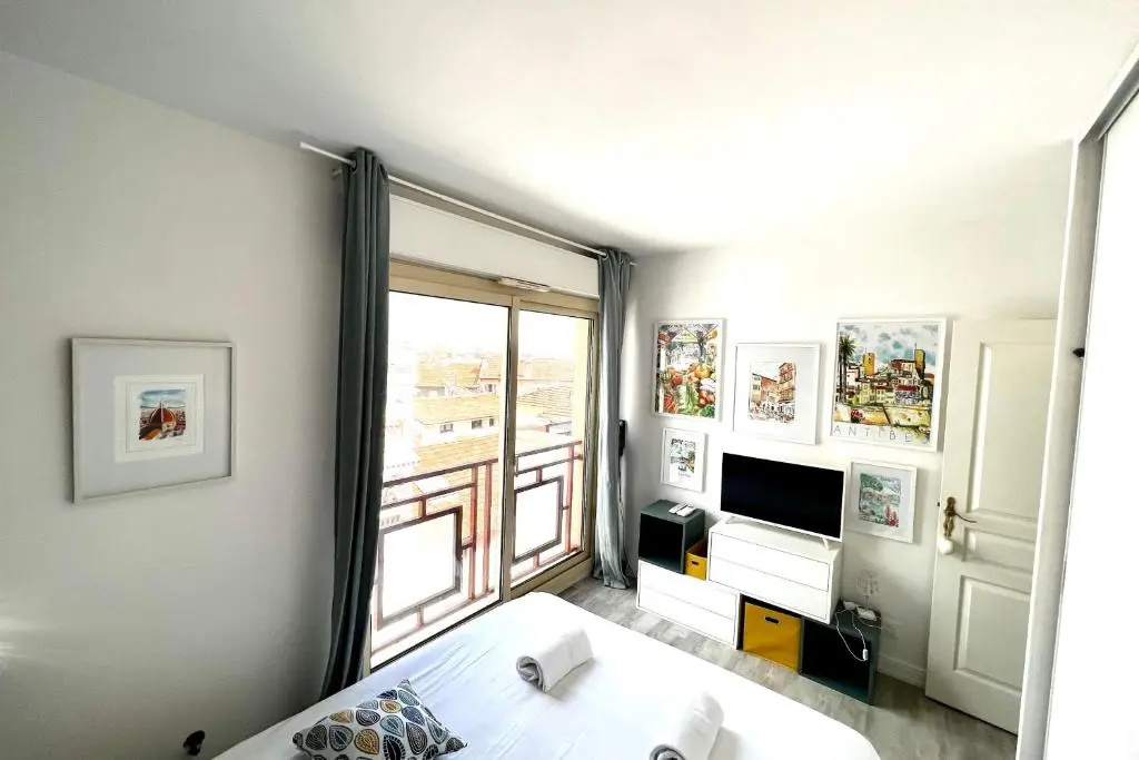 Bnb Renting 1 bb apt of 40m with superb terrace of 13m air conditioning