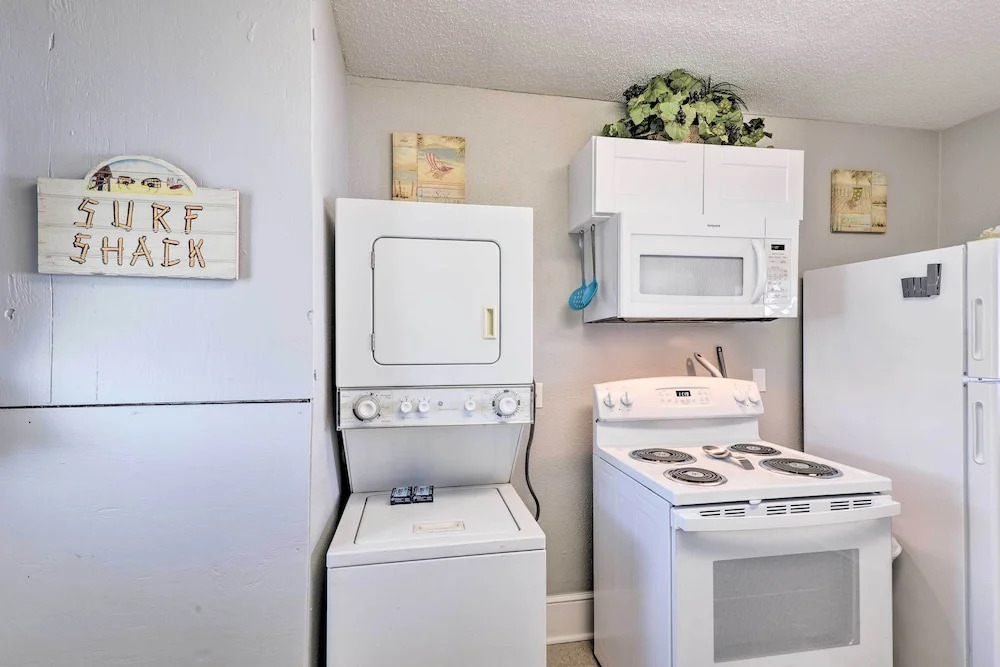 Walk to Beach: Breezy Galveston Apt w/ Deck!