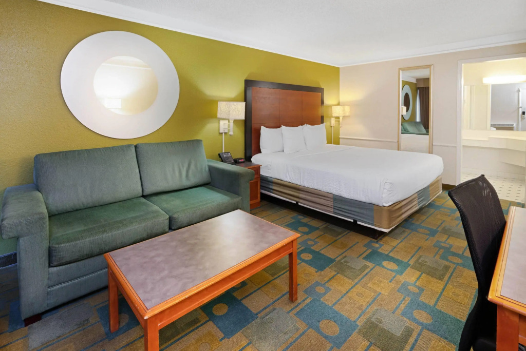 Travelodge by Wyndham Phoenix North