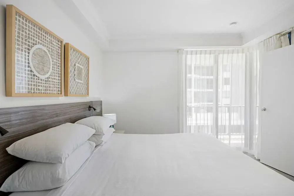 Beachside 2-bed With Pools, Gym, BBQ and Parking