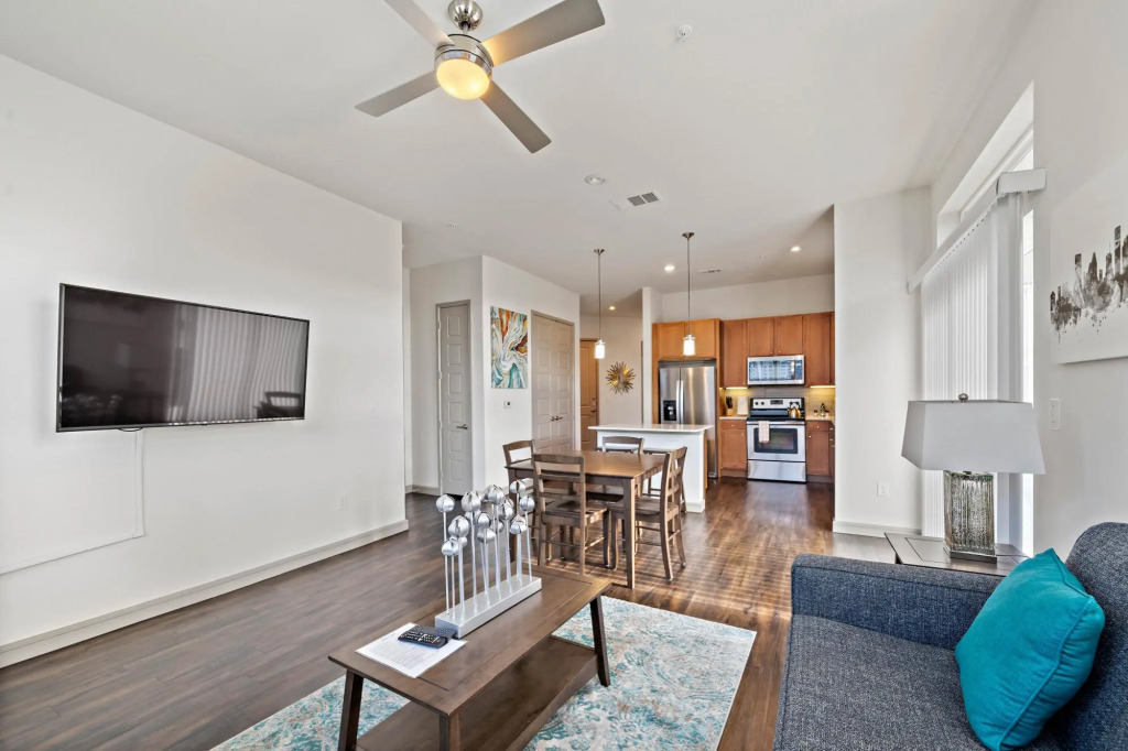 Deep Cleaned Modern 2BR Apt Downtown Location