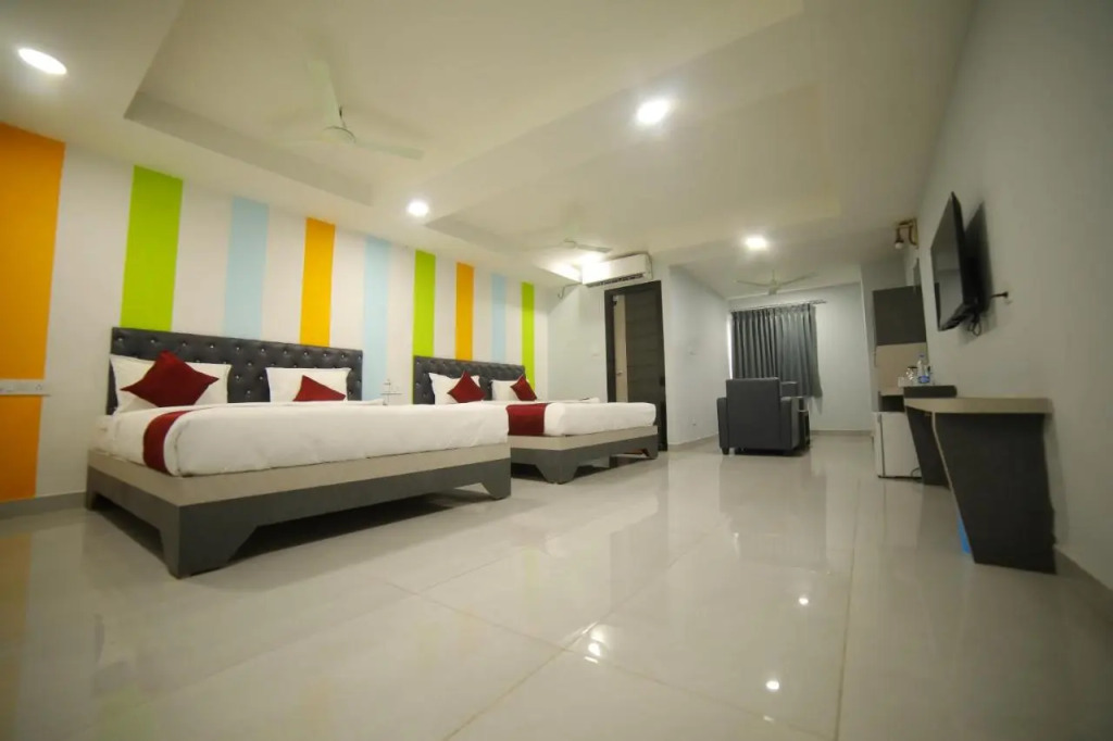 HOTEL BLUE MOON
