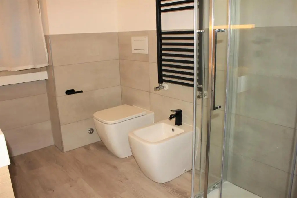 TheTechFlat-4people-2bedrooms-24Hours Self Check in - RedMetro Sesto Marelli Duomo Fiera - For professionals and remote workers 32inch Monitor and Desks optimized for laptop - No City tax required - great wifi - dishwasher, washing machine and microwave