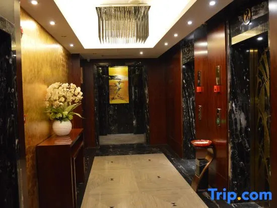 Royale Celebrity Hotel
