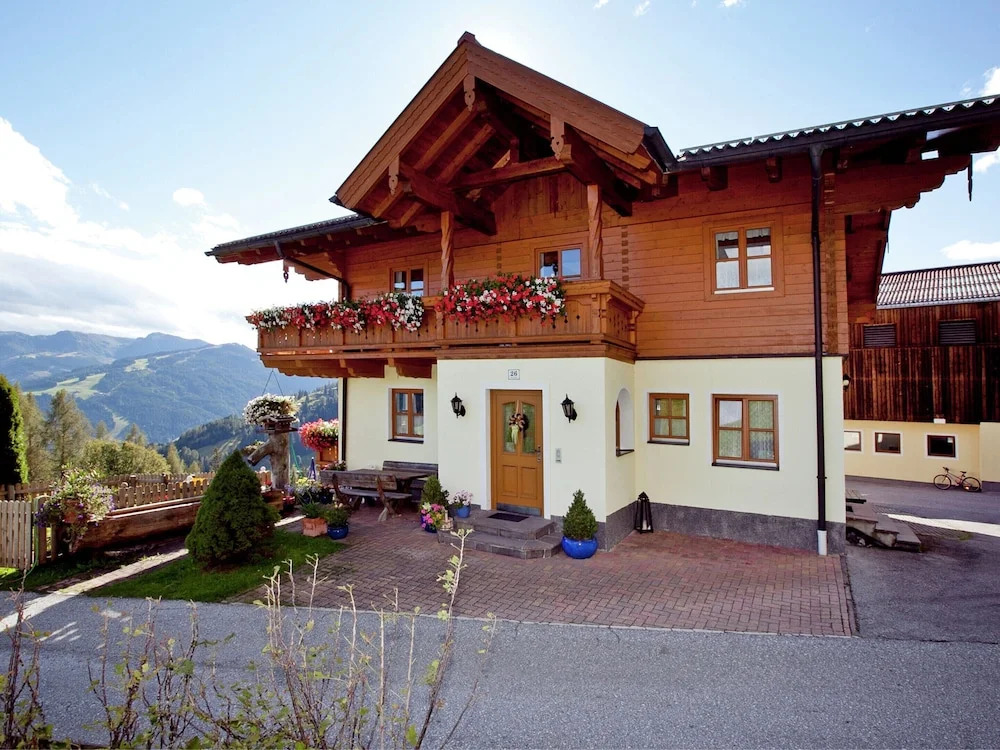 Farmhouse: Alpine Retreat With Mountain Views