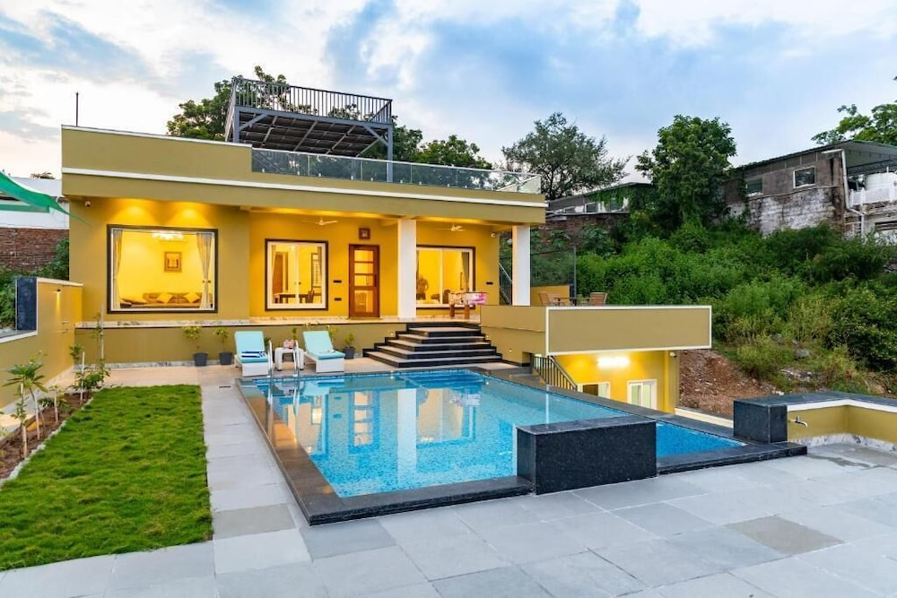 ELIVAAS Lakemount | 2 BHK with Pvt Pool at Fatehsagar Lake