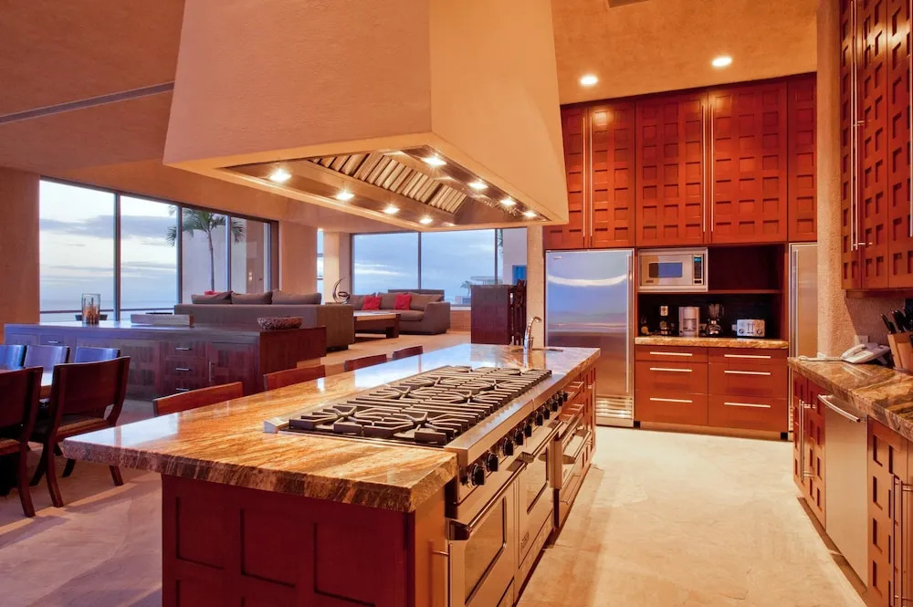 Luxurious Hillside Oceanfront 8 bedroom Villa Bellissima