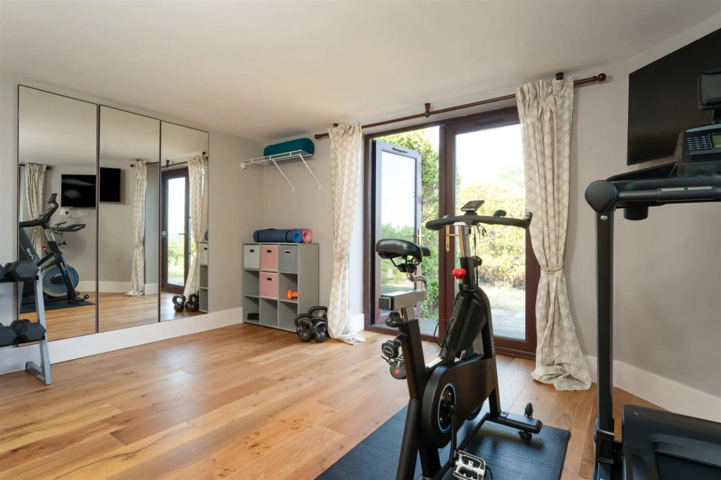 The Spinney - Spectacular views over the bay and close to beach with parking