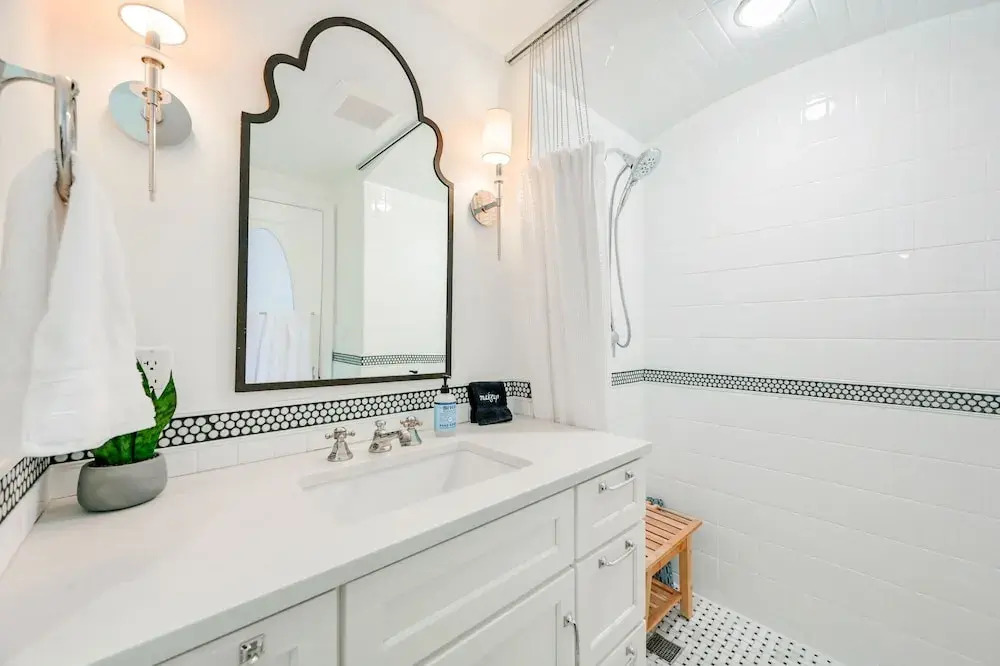 "the Fremont Lookout" W/ Deck & Gourmet Kitchen! 2 Bedroom Apts by Redawning