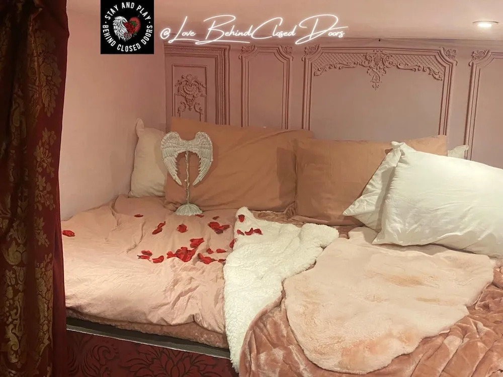 Stay & Play at Lovebehindcloseddoors