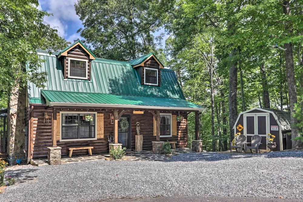Mtn-view Cabin w/ Hot Tub in Sevierville!